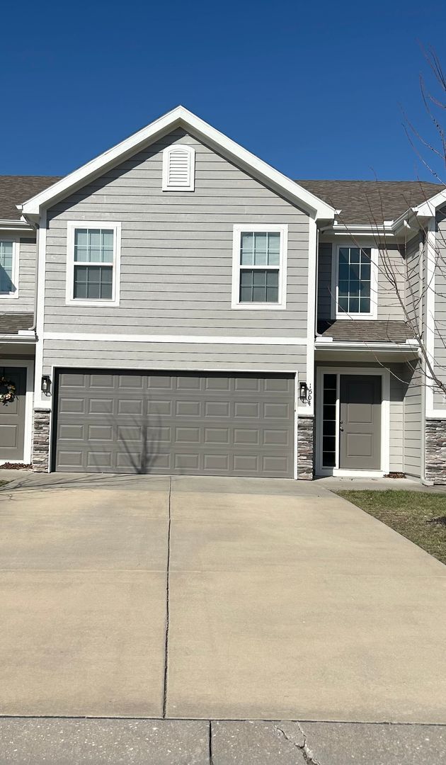 Building Photo - 3 Bed | 2.5 Bath | 2 Car Garage Townhome in Grain Valley