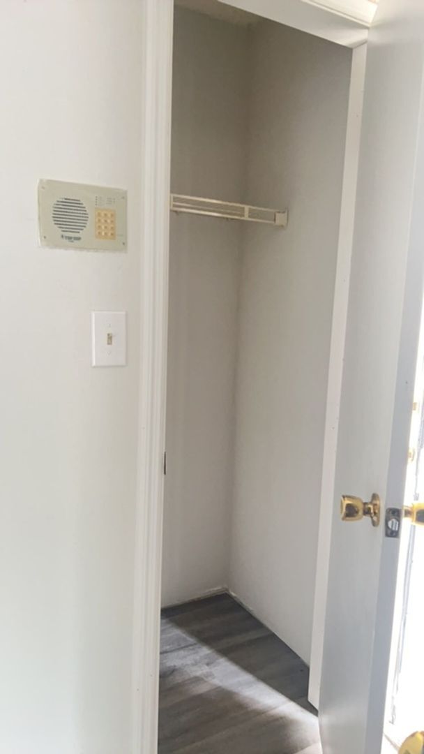 Foto del edificio - For Rent: 1 Bedroom, 1 Bath in a gated com...