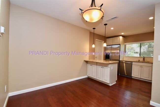 Foto del edificio - Lovely 3-Bedroom Townhouse in Desirable Pa...