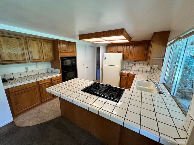 Foto del edificio - Spacious Home in Wonderful Davis Neighborhood!