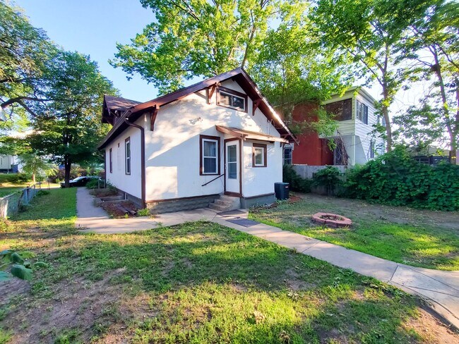 Building Photo - 1612 Thomas Pl N