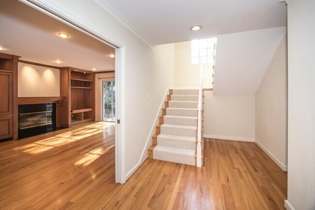 Foto del edificio - Spacious 4 Bed, 4.5 Bath Home w/ Beautiful...