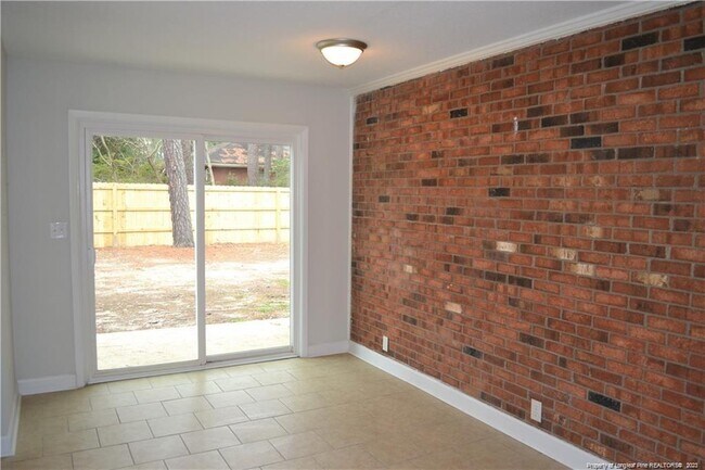Foto del edificio - 228 W Manchester Rd