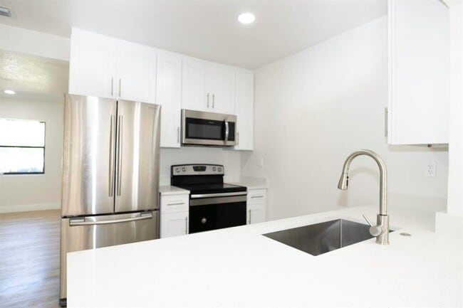 Building Photo - 924 NW 11th Ct