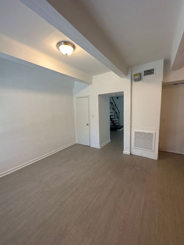 Foto del edificio - 827 E University Blvd