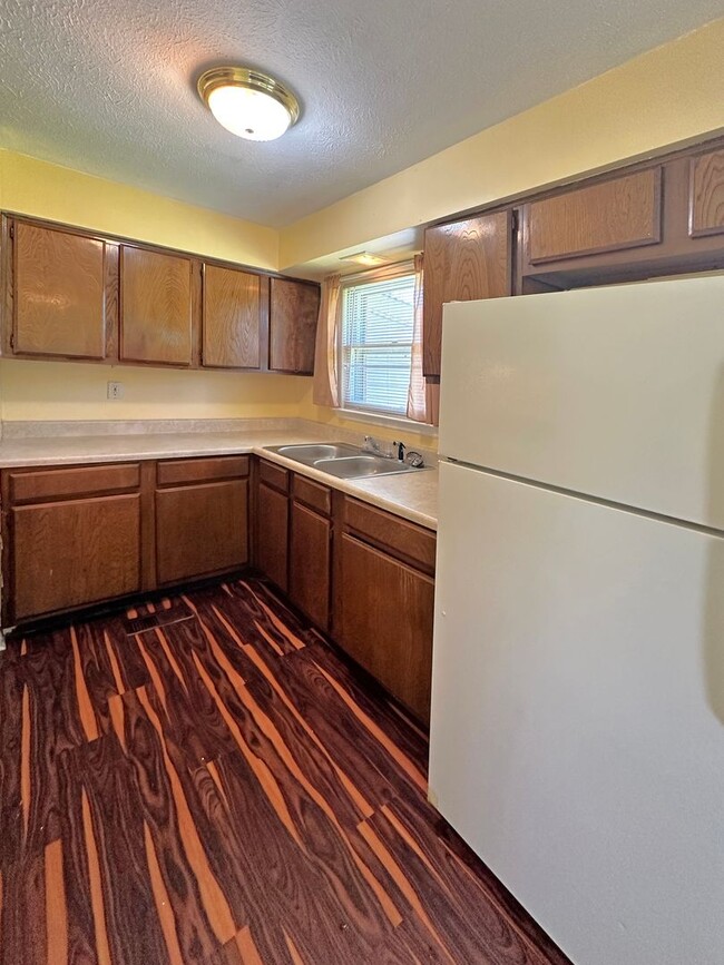 Building Photo - Nice 3 Bedroom Single Family Home! Off-Str...