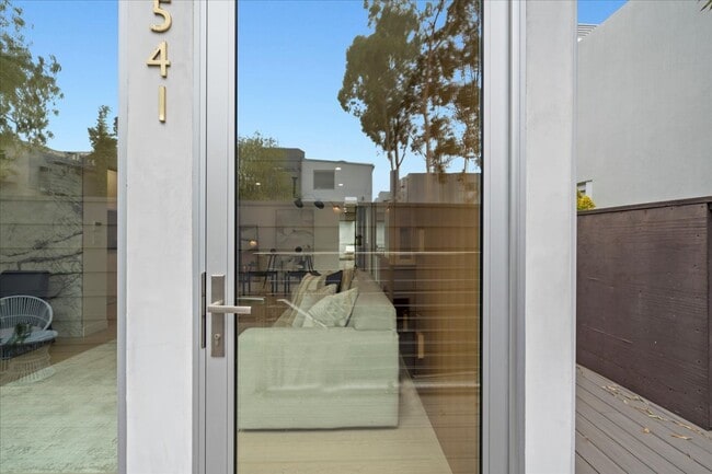 Foto del edificio - 541 Rose Ave