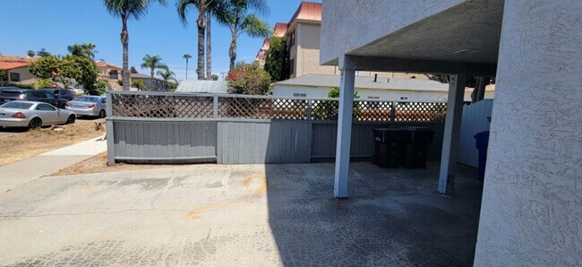 Foto del edificio - Upstairs 2 bed/1bath Apartment in Pacific Beach