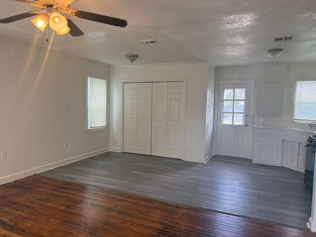 Building Photo - Three Bedroom One Bath