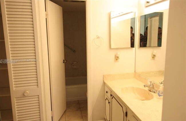 Foto del edificio - 6361 N Falls Cir Dr