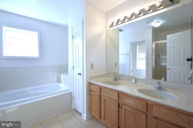 Building Photo - 4 Ridge Rd SE