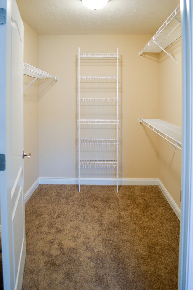 Building Photo - Upstairs 2 bedroom