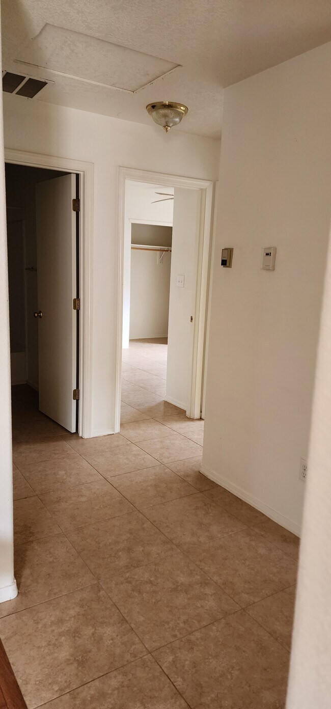 Building Photo - 7109 Tourmaline Rd NE