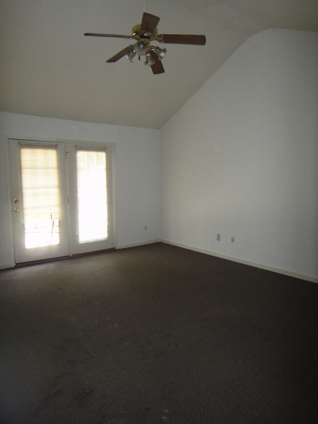 Building Photo - 3 Bedroom Duplex in Harmon Estates