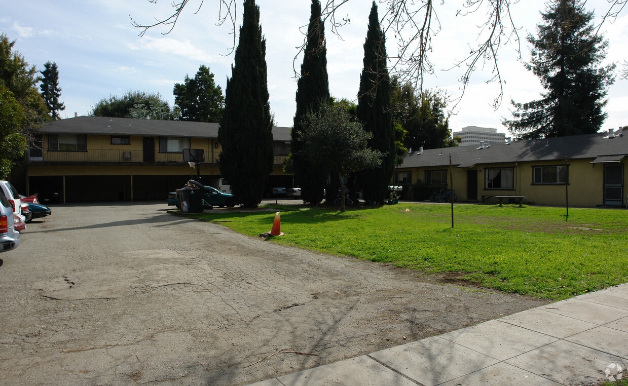 Building Photo - 261 Oak Street