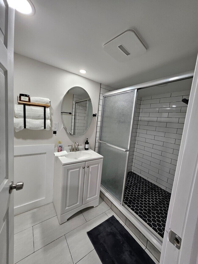 Baño del área de entretenimiento - 2212 Burger St