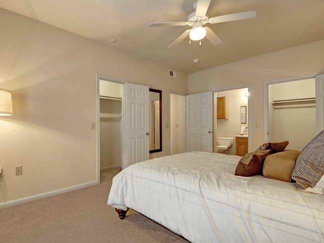 El dormitorio principal - The Residence at Heritage Park