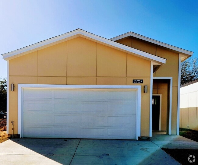 Building Photo - 2707 W Kerria Ave