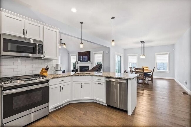 Building Photo - Executive 3 Br / 2 BA Home in Desirable Re...