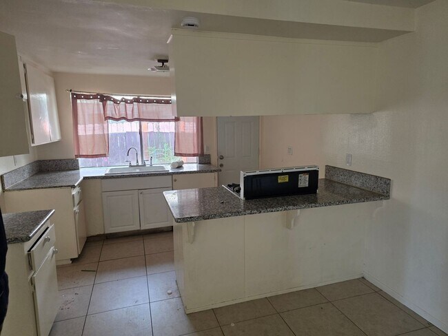 Foto del edificio - 8778 Lomita Dr