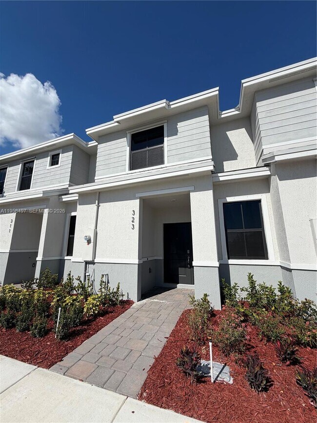 Foto del edificio - 323 NE 16th St