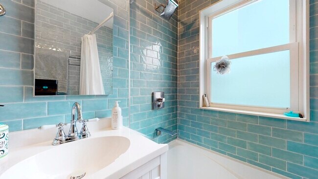 Building Photo - 304 Lamartine St