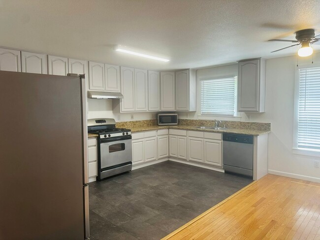 Photo - Spacious 1 Bedroom in Downtown Sacramento Where Convivence Is KEY! CALL Today To Schedule a Showing! House
