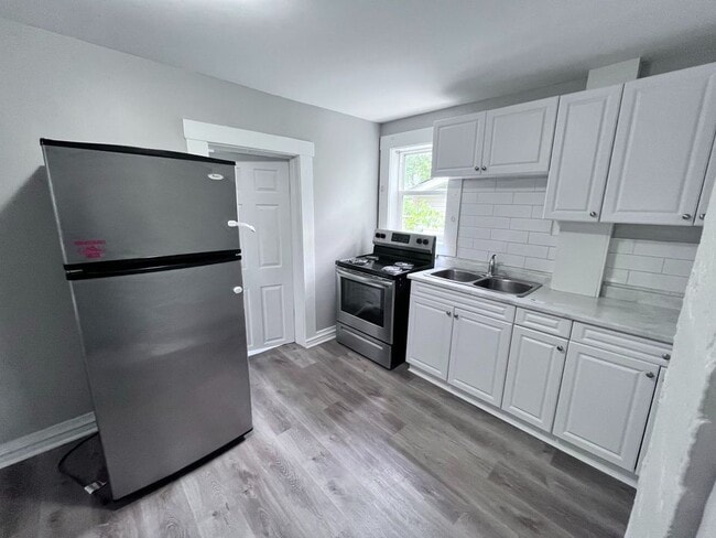 Building Photo - 2 Bedroom / 1 Bathroom Main Floor Unit – All Utilities & Parking Included – $1,849/month