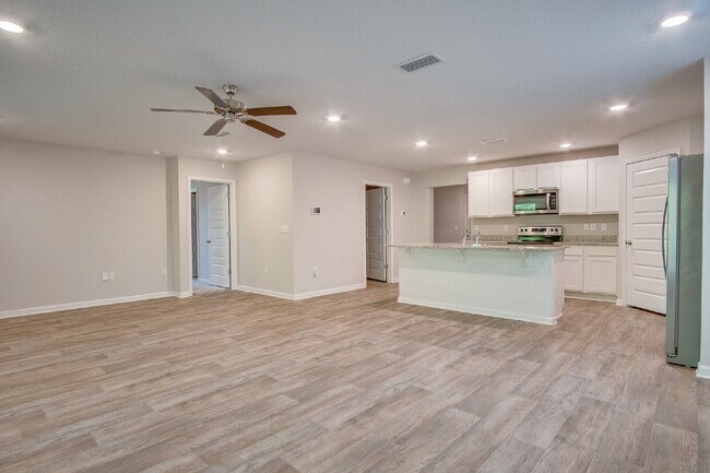 Foto del edificio - Lakeshore Preserve 3BR Home with Garage – Pet Friendly