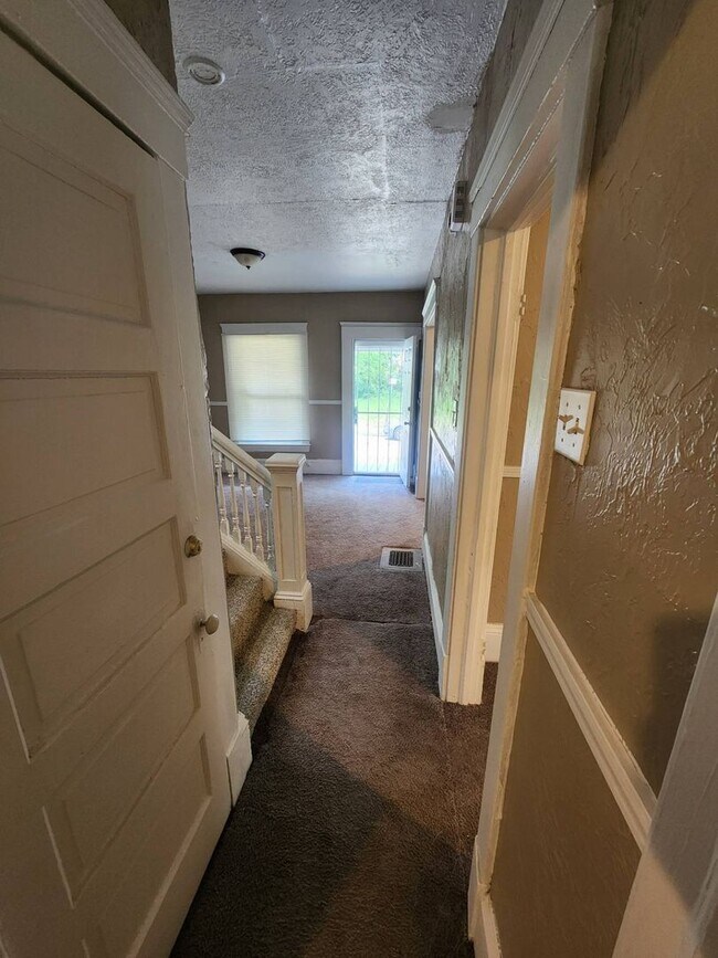 Building Photo - Charming 4-Bedroom Property in Prime Location