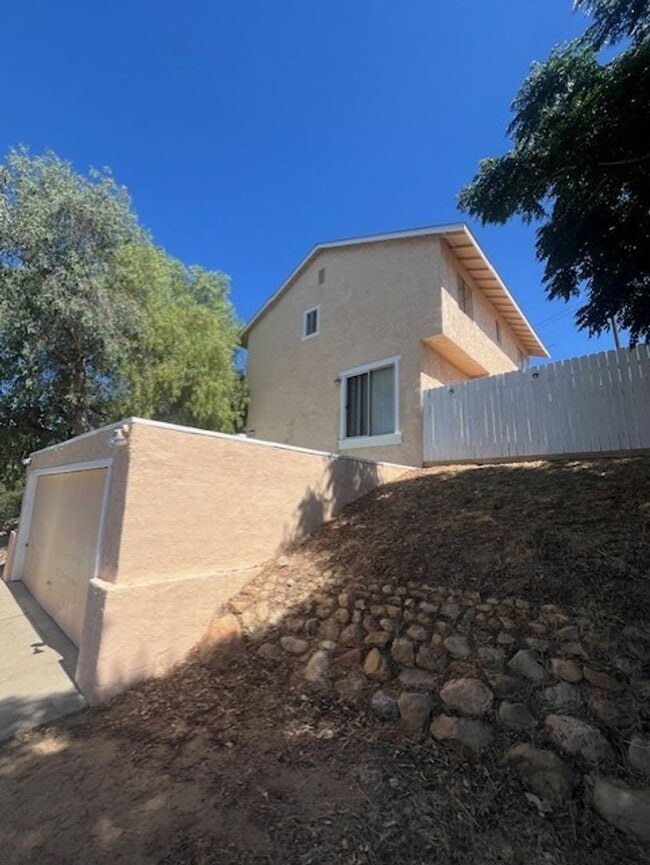Building Photo - Spacious 4-Bedroom home centrally located ...