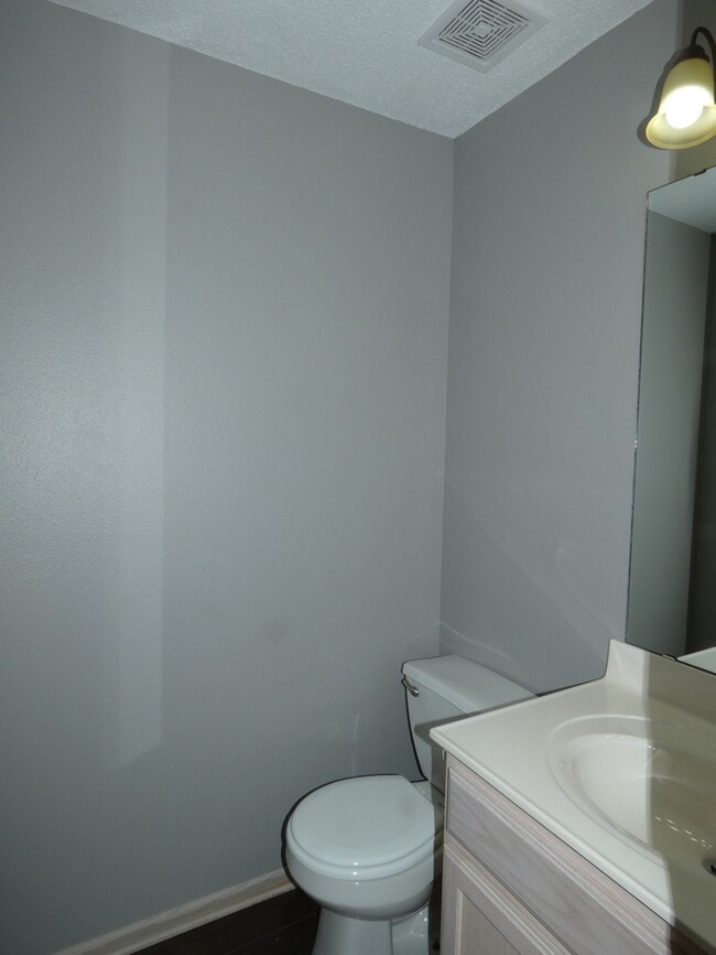 Building Photo - Renewed Townhome-4454 NE 83rd-Northland, K...