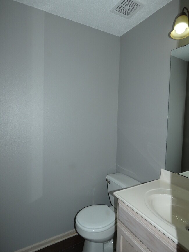 Foto del edificio - Renewed Townhome-4454 NE 83rd-Northland, K...