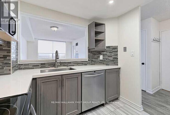 Building Photo - 711 Rossland Rd E