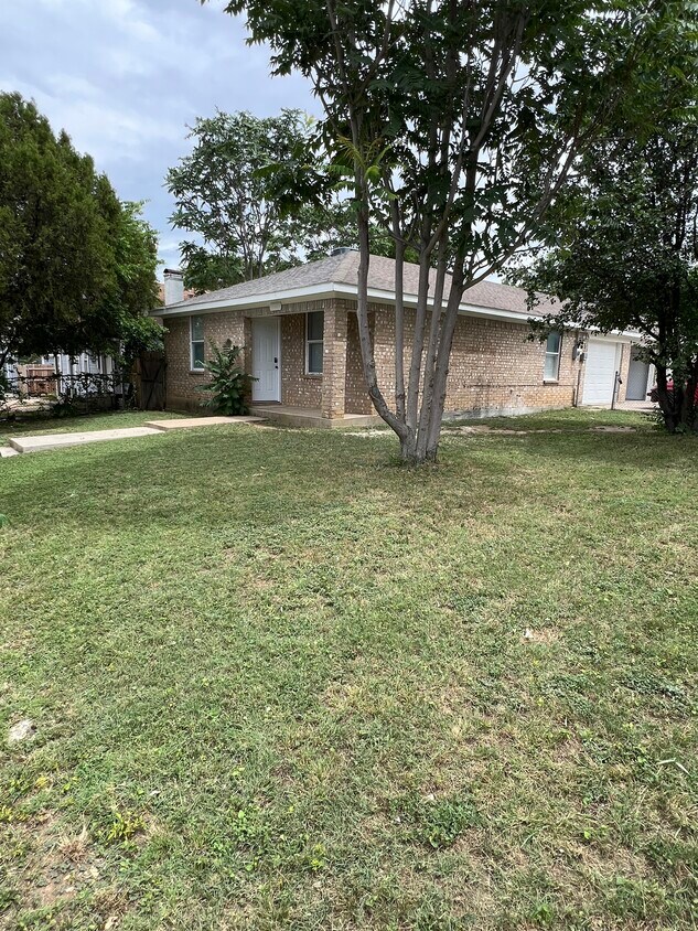 Foto principal - 3500 E Rosedale St