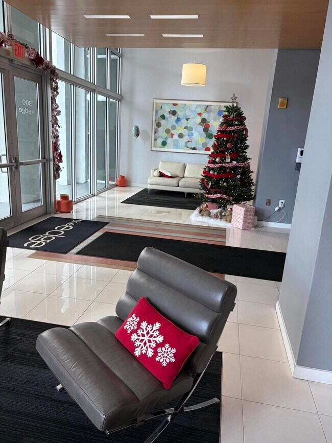 Foto del edificio - 300 S Australian Ave