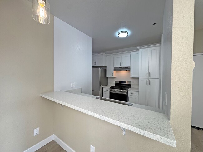 Building Photo - 156 S Oak Knoll Ave