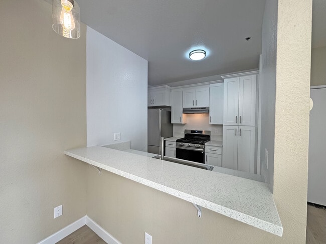 Building Photo - 156 S Oak Knoll Ave