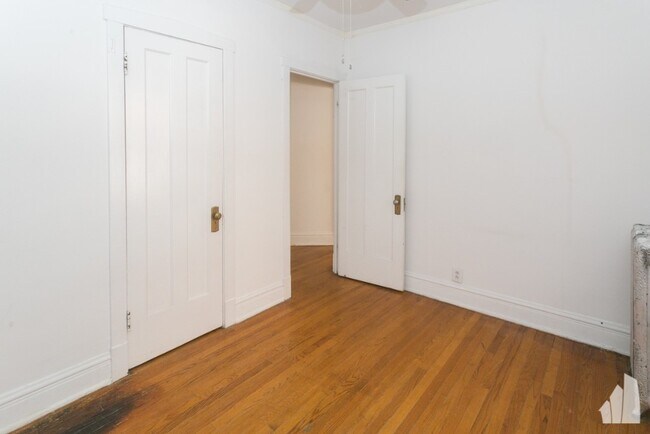 Foto del edificio - 5061 N Damen Ave