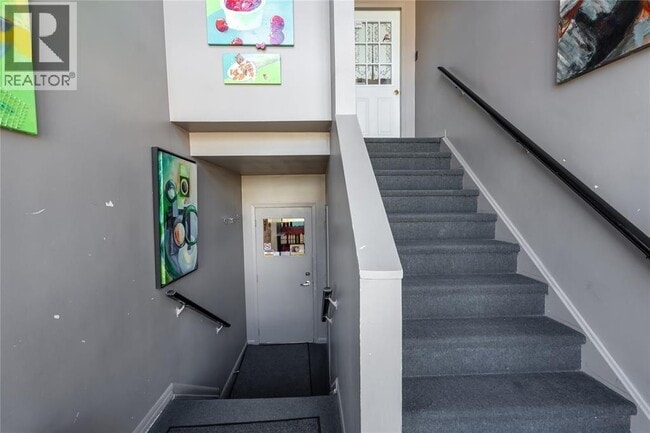 Building Photo - 219 Lochiel St