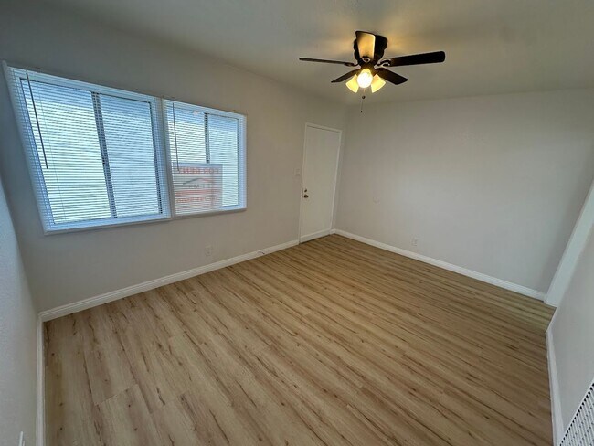 Foto del edificio - Fully Remodeled Ground-Level Studio Apartment with Modern Finishes