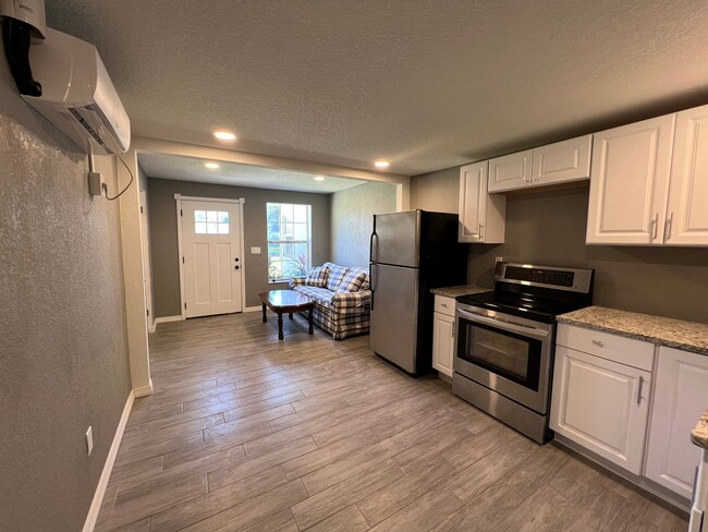 Building Photo - Beautiful one bedroom with attached garage.