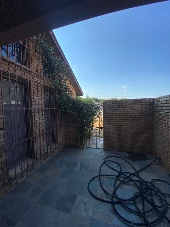 Building Photo - 807 E Del Mar Blvd