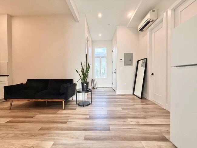 Foto del edificio - Furnished room/NOT APARTMENT