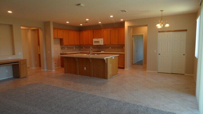 Foto del edificio - Single Story 4 BR 2.5 BA  Home On Cul-de-sac With 3 Car Attached Garage