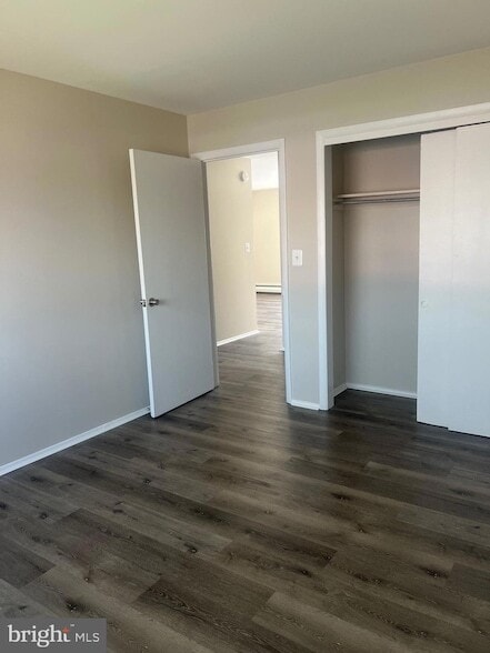 Building Photo - 2330 Glendale Terrace