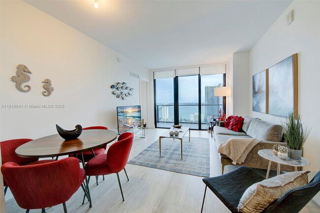 Foto del edificio - 121 NE 34th St