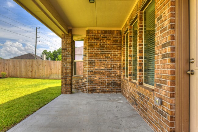 Building Photo - Laurel Glen - 20814 Bradley Gardens Dr, Sp...