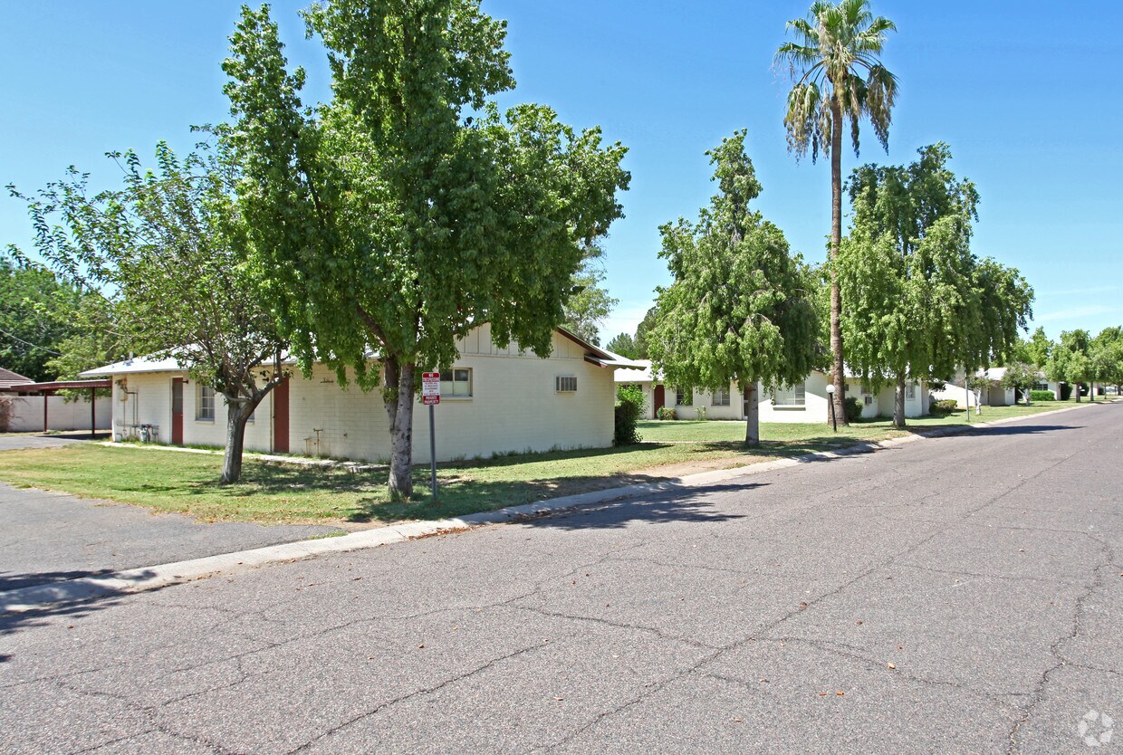 Primary Photo - 1048 E Rose Ln