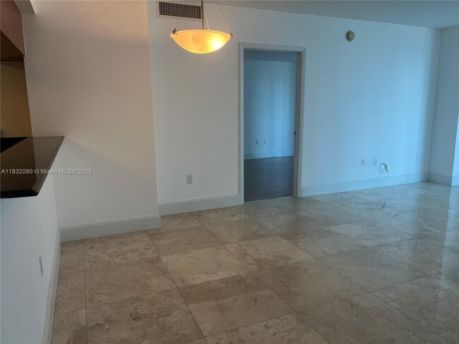 Building Photo - 1800 N Bayshore Dr